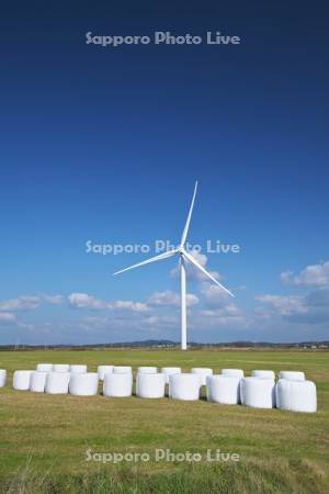 風力発電と牧草ロール