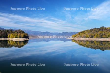 糠平湖の紅葉と東大雪の山々