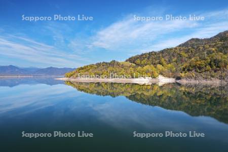 糠平湖の紅葉と東大雪の山々