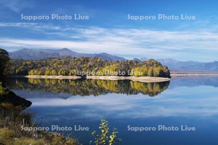 糠平湖の紅葉と東大雪の山々