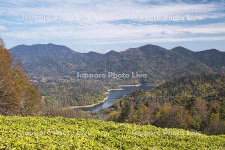 糠平湖の紅葉と東大雪の山々
