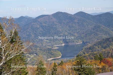 糠平湖の紅葉と東大雪の山々