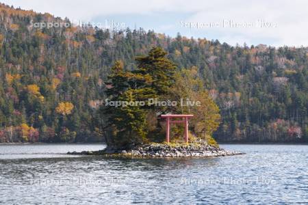 然別湖と弁天島　紅葉