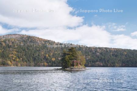 然別湖と弁天島　紅葉