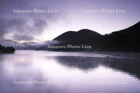 然別湖とくちびる山の朝霧とけあらし