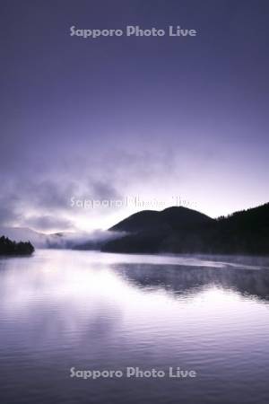 然別湖とくちびる山の朝霧とけあらし