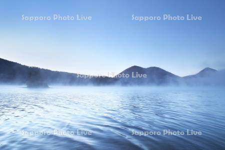 然別湖とくちびる山の朝とけあらしと弁天島