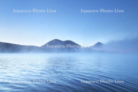 然別湖とくちびる山の朝とけあらし