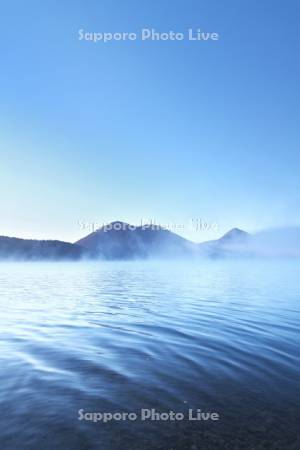 然別湖とくちびる山の朝とけあらし