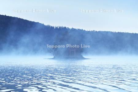 然別湖と弁天島の朝とけあらし