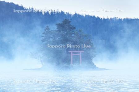 然別湖と弁天島の朝とけあらし