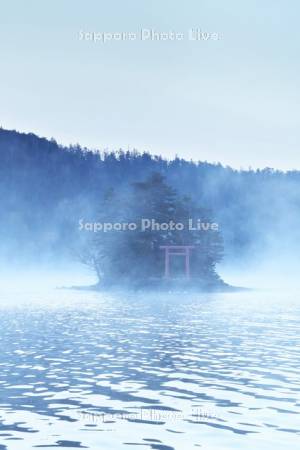 然別湖と弁天島の朝とけあらし