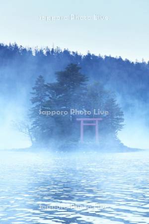 然別湖と弁天島の朝とけあらし