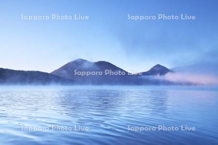 然別湖とくちびる山の朝とけあらし