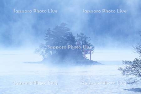 然別湖と弁天島の朝とけあらし