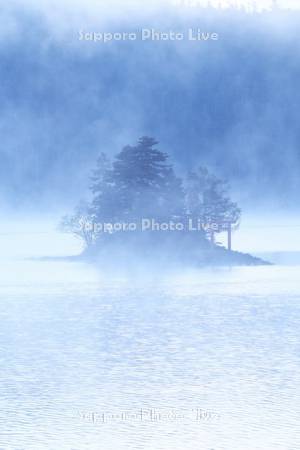 然別湖と弁天島の朝とけあらし