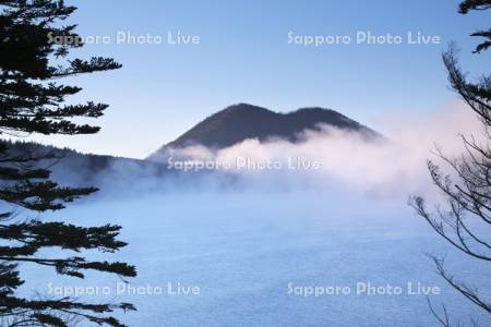 然別湖とくちびる山の朝霧とけあらし