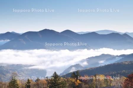 糠平湖の雲海と紅葉と東大雪の山々