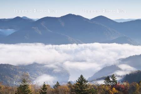 糠平湖の雲海と紅葉と東大雪の山々