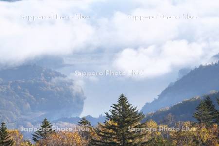 糠平湖の雲海と紅葉