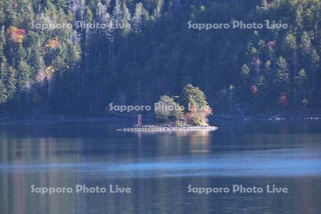 然別湖と弁天島の紅葉