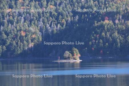 然別湖と弁天島の紅葉