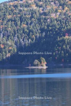 然別湖と弁天島の紅葉