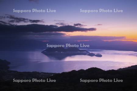 洞爺湖の朝と中島
