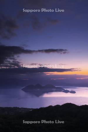 洞爺湖の朝と中島