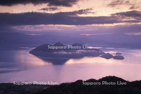 洞爺湖の朝と中島