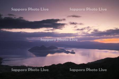 洞爺湖の朝と中島
