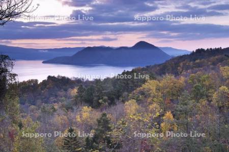 洞爺湖の紅葉と中島の朝