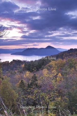 洞爺湖の紅葉と中島の朝