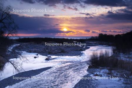 豊似川と太平洋の日の出と斜光