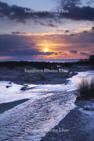 豊似川と太平洋の日の出と斜光