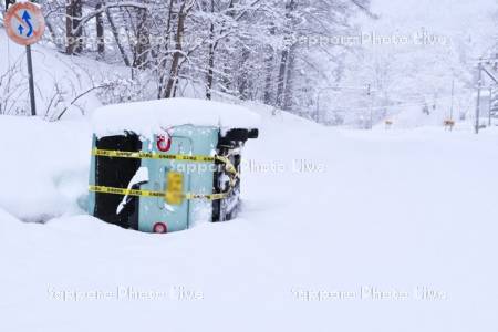 交通事故で横転した車