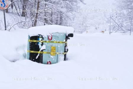 交通事故で横転した車