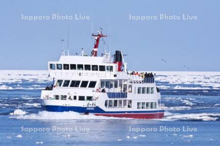 網走流氷観光砕氷船おーろらとオホーツク海の流氷
