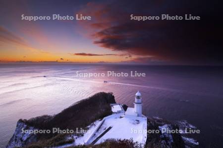 地球岬の朝と漁船