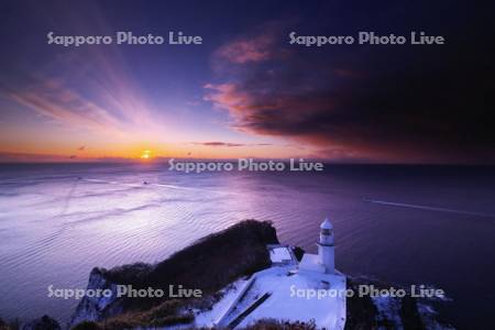 地球岬の日の出と漁船