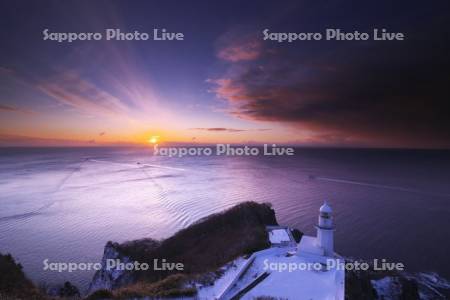 地球岬の日の出と漁船