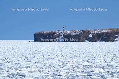 能取岬とオホーツク海の流氷と能取岬灯台