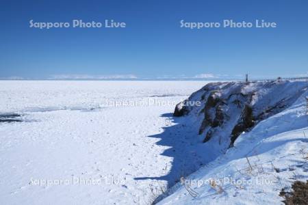 能取岬とオホーツク海の流氷と知床連山