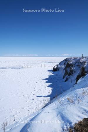 能取岬とオホーツク海の流氷と知床連山