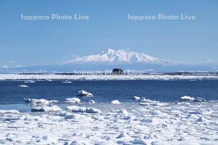 オホーツク海の流氷と帽子岩と斜里岳