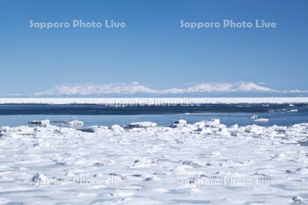 オホーツク海の流氷と知床連山