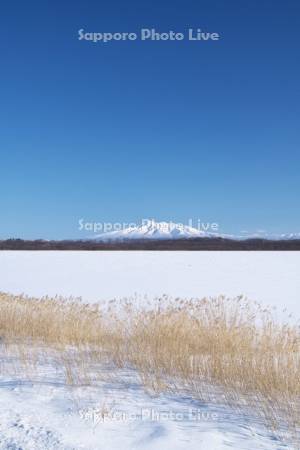 濤沸湖と斜里岳