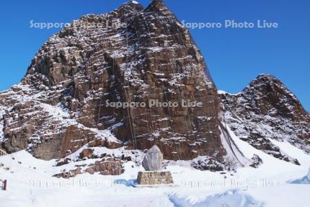 三角岩と知床旅情の歌碑