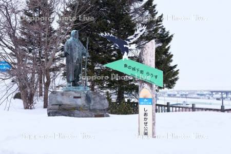 しおかぜ公園　オホーツク老人の像