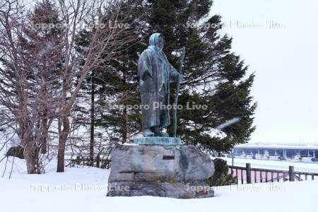 しおかぜ公園　オホーツク老人の像